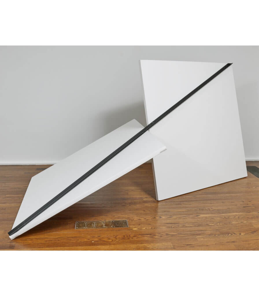 Seule droite (cornière métallique) passant dans 2 carrés (toiles) ayant le milieu d’un de leurs côtés en contact (Single straight line (metal angle iron) passing through 2 squares (canvases) having the middle of one of their sides in contact)