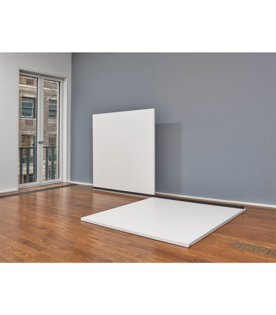 Seule droite (cornière métallique) passant dans 2 carrés (toiles) ayant un de leurs angles en contact (Single straight line (metal angle iron) passing through 2 squares (canvases) having one of their angles in contact)