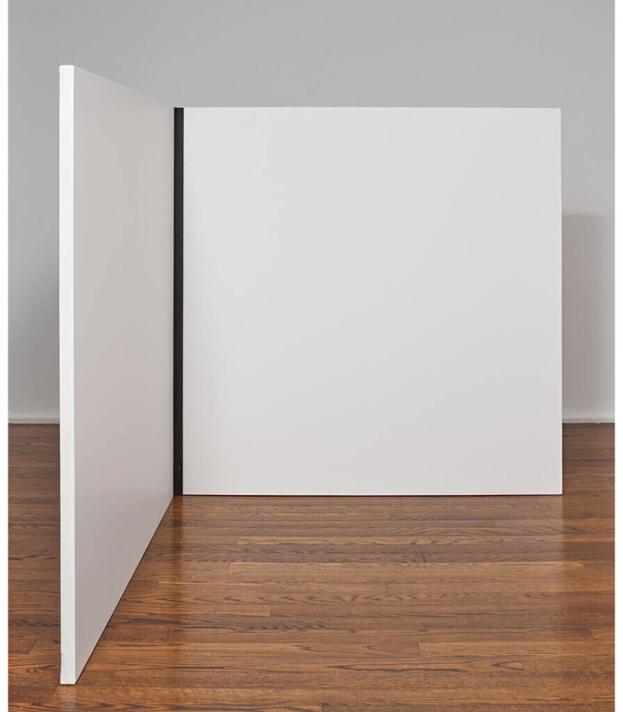 Seule droite (cornière métallique) passant dans 2 carrés (toiles) ayant un de leurs côtés en contact (Single straight line (metal angle iron) passing through 2 squares (canvases) having one of their sides in contact)